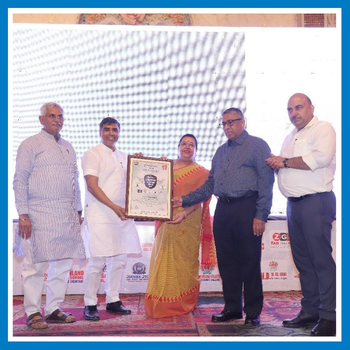 Educational institutions and teachers who made outstanding contributions were honored with the Education Excellence Award 2025 by Dainik Bhaskar and LPS Bossard.